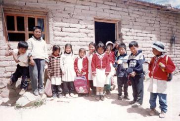 Kinder in einer Landschulde in Bolivien