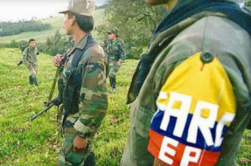 Angehörige der FARC-Guerilla bewaffnet und in Kampfmontur
