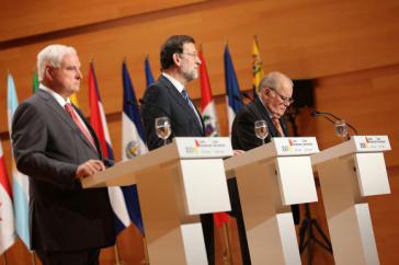 Spaniens Regierungschef Rajoy (m.) mit Panamas Präsidenten Martinelli (l.) und dem Generalsekretä des Gipfels (r.)