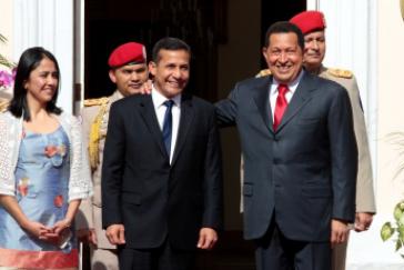 Ollanta Humala mit Ehefrau Nadine Heredia (li.) und Amtskollegen Hugo Chávez (re