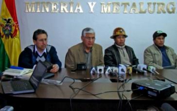 Minister Mario Virreira mit Gewerkschaftsführern aus der Mine Colquiri