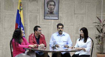 Rosa Virginia Chávez, Technologieminister Jorge Arreaza, Vizepräsident Nicolás Maduro und die beratende Generalbundesanwältin Cilia Flores bei der Pressekonferenz am Sonntag in Havanna