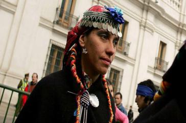 Angehörige der Mapuche-Volksgruppe