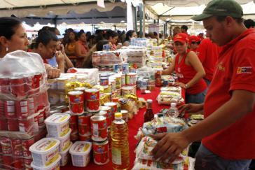Mitarbeiter der staatlichen Lebensmittelkette Mercal verkaufen subventionierte Lebensmittel