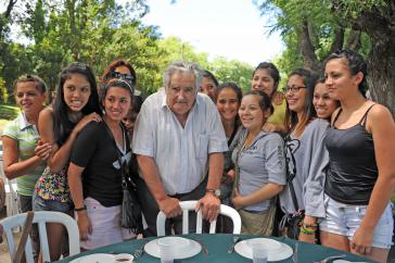 Uruguays Präsident Mujica mit Waisenkindern