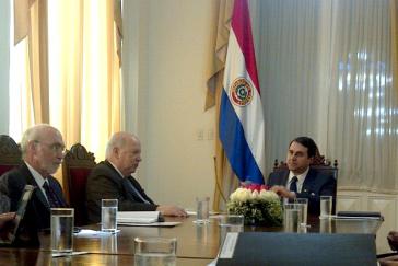 OAS Generalsekretär José Miguel Insulza (mittig) und De-facto-Präsident Federico Franco (rechts)