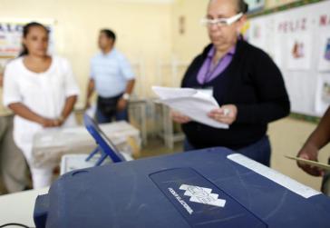 Wahlmaschine des Nationalen Wahlrates. In Venezuela werden die Stimmen sowohl digital als auch auf Papier erfasst.
