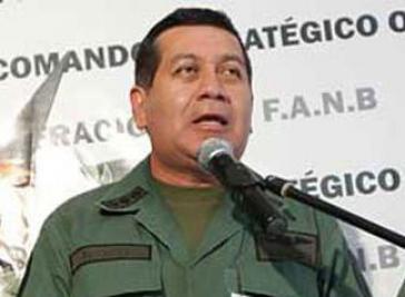 Zu sehen ist der neue Verteidigungsminister Rangel Silva in Uniform vor Mikro