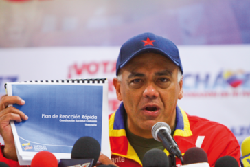 Jorge Rodríguez am Mittwoch bei der Pressekonferenz in Caracas mit dem "Plan der schnellen Reaktion"