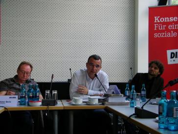 Valter Pomar (Mitte) bei seinem Auftritt im Bundestag