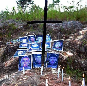 Gedenken an die Opfer, die als angebliche Guerilleros von der 15. Brigade der Streitkräfte in Sochoa entführt und ermordet wurden.