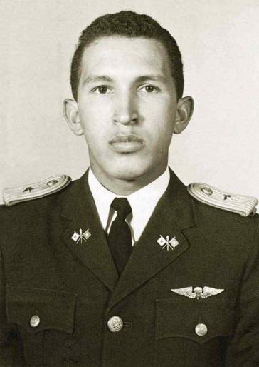 Im Jahr 1971 geht Hugo Chávez zum Militär, wo er sich Anfang der 80er Jahre mit anderen fortschrittlichen Militärs politisch organisiert.