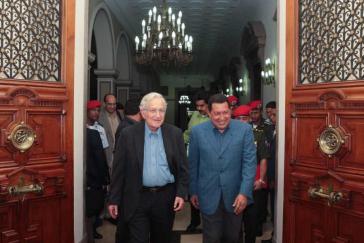 Ein Mitunterzeichner des Briefes ist Noam Chomsky, hier mit Hugo Chávez im Präsidentenpalast Miraflores im August 2009