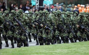 Kolumbianische Streitkräfte bei einer Militärparade