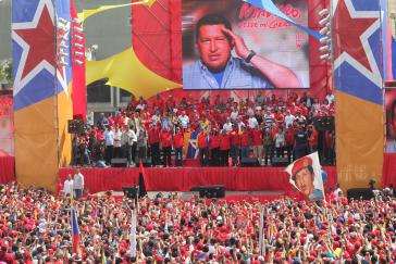 Wahlkampf im Schatten von Hugo Chávez: Nicolás Maduro bei einer Kundgebung nach seiner Einschreibung als Kandidat