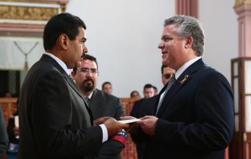Venezuelas Übergangspräsident Nicolás Maduro und Ecuadors Botschafter Leonardo Arízaga