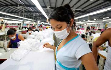 Arbeiterin in einer Textilfabrik in dem Unternehmen Istmo Textil Nicaragua in einer Zona Franca. Hier arbeiten gut 2.000 Menschen