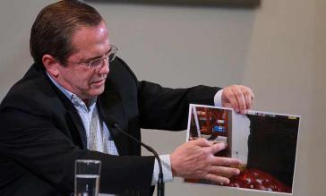 Ecuadors Außenminister Ricardo Patiño zeigte bei der Pressekonferenz Fotos vom Versteck der Abhöranlage