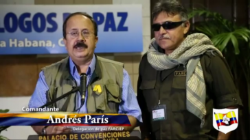 Andrés París war Mitglied der Friedensdelegation in Havanna. Rechts neben ihm Jésus Santrich, der heute Teil der neuen Farc-EP ist (Bild von 2013)