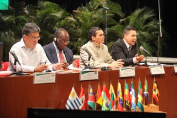 Venezuelas Außenminister (links), Elías Jaua, mit ASA-Vertretern in Caracas