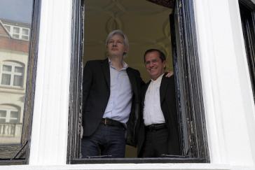 Julian Assange und Ricardo Patiño am Sonntag im Fenster der Botschaft von Ecuador in London