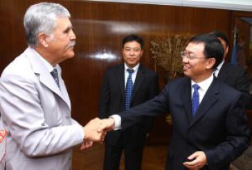 Argentiniens Planungsminister Julio De Vido (li.) mit chinesischen Geschäftspartnern