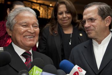 Der Präsidentschaftskandidat der FMLN, Salvador Sánchez Cerén (links), hier mit Ecuadors Außenminister Ricardo Patiño