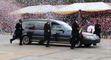 Wagen mit dem Leichnam von Hugo Chávez