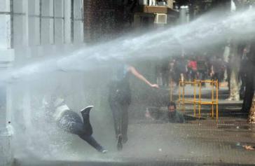 Wasserwerfereinsatz gegen Demonstrierende in Santiago de Chile