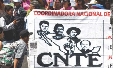 Transparent und Logo der Lehrergewerkschaft CNTE in Mexiko