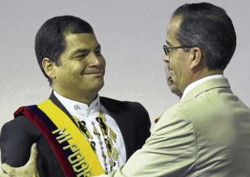 Ein Bild aus besseren Tagen: Alberto Acosta gratuliert Rafael Correa