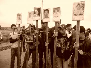 Angehörige mit Bildern der beim Massaker von Curuguaty ermordeten