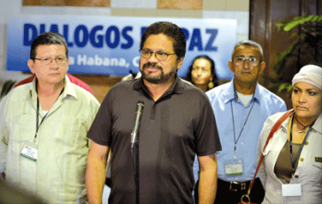 Delegierte der FARC in Havanna. In der Mitte Iván Márquez