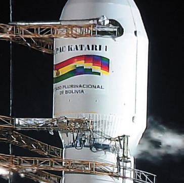 Trägerrakete mit Boliviens Wappen und Satellitenname "Túpac Katari".