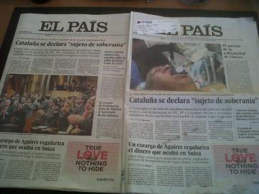 Die Ausgabe von El País mit dem falschen Bild (rechts) und die korrigierte Version, die später verteilt wurde.