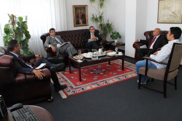 Experten aus Deutschland und Venezuela bei einem Gespräch in der Botschaft in Berlin