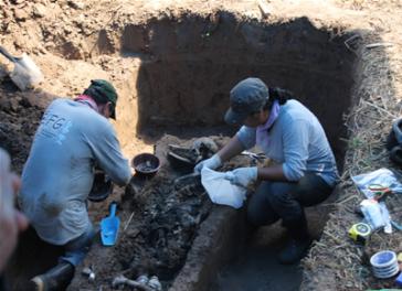 Experten aus Guatemala legen das geheime Grab auf der Finca Paso Aguán frei