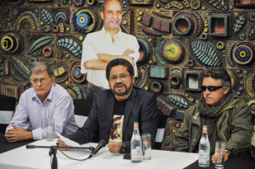 FARC-Delegierte bei der Pressekonferenz am Freitag in Havanna. In der Mitte Iván Márquez. Stehend: Simón Trinidad, Gefangener aus den FARC in den USA