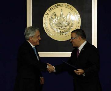 Die Präsidenten Chiles, Sebastián Piñera und El Salvadors, Mauricio Funes, nach der Unterzeichnung des Abkommens