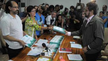 UN-Vertreterin Olga Virginia González Reyes und Marcos Alberto Romero Silva von der Universität Bogotá mit der FARC-Delegation in Havanna