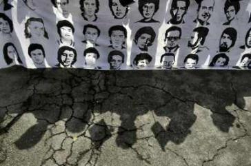 Bilder von Verschwundenen bei der Kundgebung in Guatemala-Stadt am 30. August