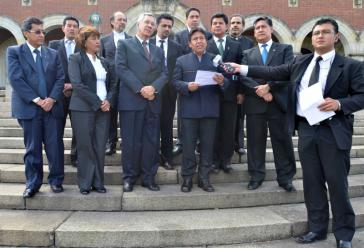 Die Delegation Boliviens in Den Haag. Außenminister David Choquehuanca gibt eine Erklärung für die Presse ab