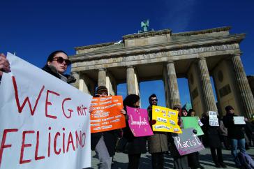 "Weg mit Feliciano". Proteste auch vor dem Brandenburger Tor in Berlin gegen den neuen Vorsitzenden der Menschenrechtskommission im brasilianischen Kongress