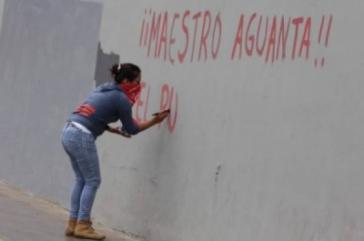 Demonstrantin in Aktion während der Lehrerproteste in Mexiko-Stadt