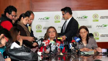 Kolumbiens Umweltministerin Luz Helena Sarmiento (Mitte) und die Leiterin der Umeweltbehörde, Nubia Orozco, bei der Pressekonferenz am Donnerstag
