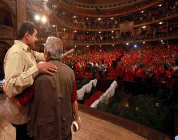 Präsident Maduro mit einem Absolventen der Bolivarischen Arbeiteruniversität "Jesús Rivero"