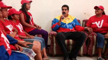 Präsident Maduro im Gespräch mit Bewohnerinnen des Barrio Palo Negro in Maracaibo