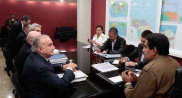 Präsident Nicolás Maduro mit Vertretern der beiden großen privaten TV-Anbieter, Venevisión und Televen
