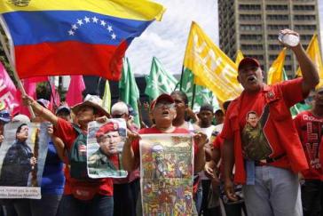 Demonstranten gegen Putschismus in Lateinamerika auf der Abschlusskundgebung in Caracas