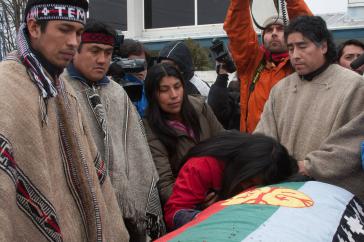 Anhaltende Gewalt: Mapuche bei der Beerdigung eines Todesopfers
